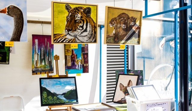 afbeelding vitrine met schilderijen van dieren