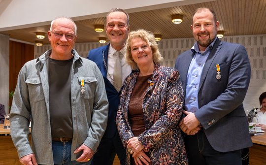 Theo Klinkhamer, burgemeester Klaas Sloots, Grietje Schipper en Frits van der Heide