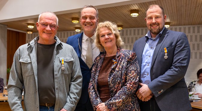 Theo Klinkhamer, burgemeester Klaas Sloots, Grietje Schipper en Frits van der Heide