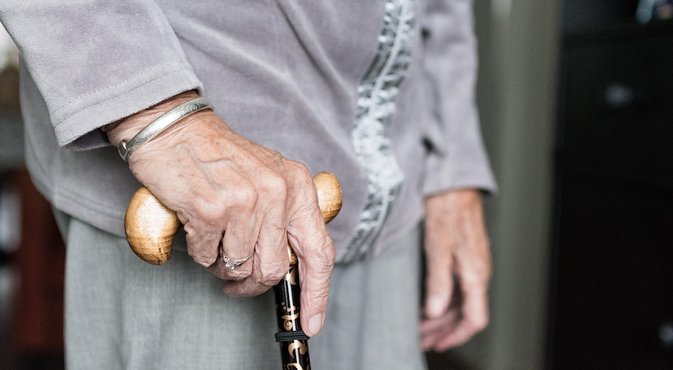 Foto: Vrouw met wandelstok