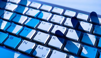 Foto van toetsenbord met schaduw van handen eroverheen