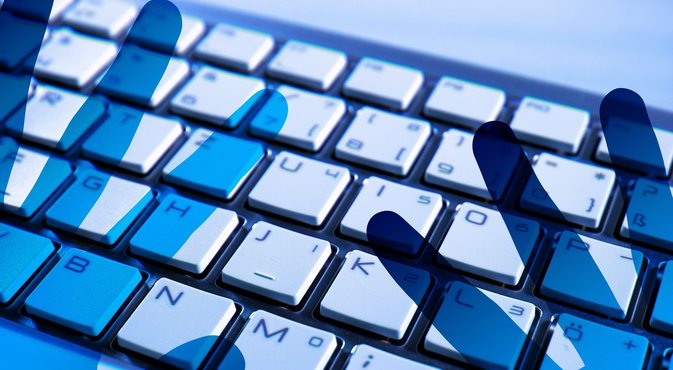 Foto van toetsenbord met schaduw van handen eroverheen