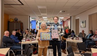 Bestuurslid Limke Borgesius van Stichting Dorpsbelangen Musselkanaal en wethouder Egbert Hofstra