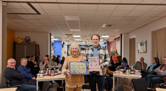 Bestuurslid Limke Borgesius van Stichting Dorpsbelangen Musselkanaal en wethouder Egbert Hofstra