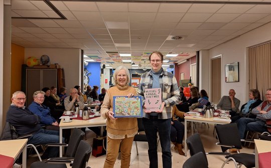 Bestuurslid Limke Borgesius van Stichting Dorpsbelangen Musselkanaal en wethouder Egbert Hofstra