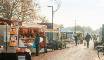 Zaterdagmarkt in Stadskanaal met bezoekers