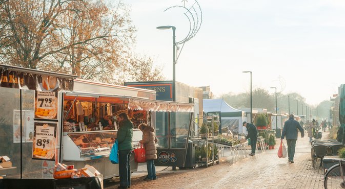 Zaterdagmarkt in Stadskanaal met bezoekers