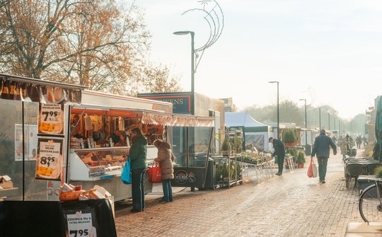 Zaterdagmarkt in Stadskanaal met bezoekers