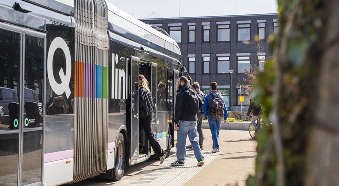 Afbeelding student stapt in bus