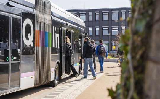 Afbeelding student stapt in bus
