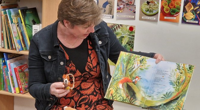 Foto: wethoude Sterenborg leest boek voor