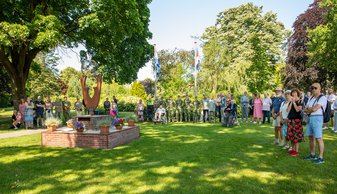Alle genodigden tijdens de gemeentelijke Veteranendag bij het Veteranenmonument.