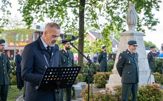 Afbeelding Klaas Sloots bij verzetsmonument Musselkanaal