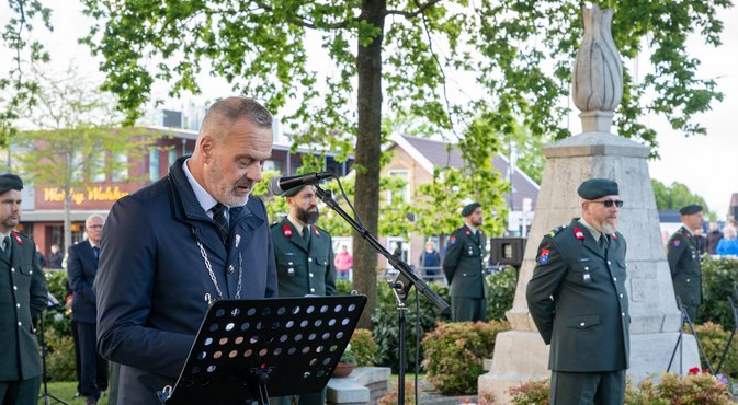 Afbeelding Klaas Sloots bij verzetsmonument Musselkanaal